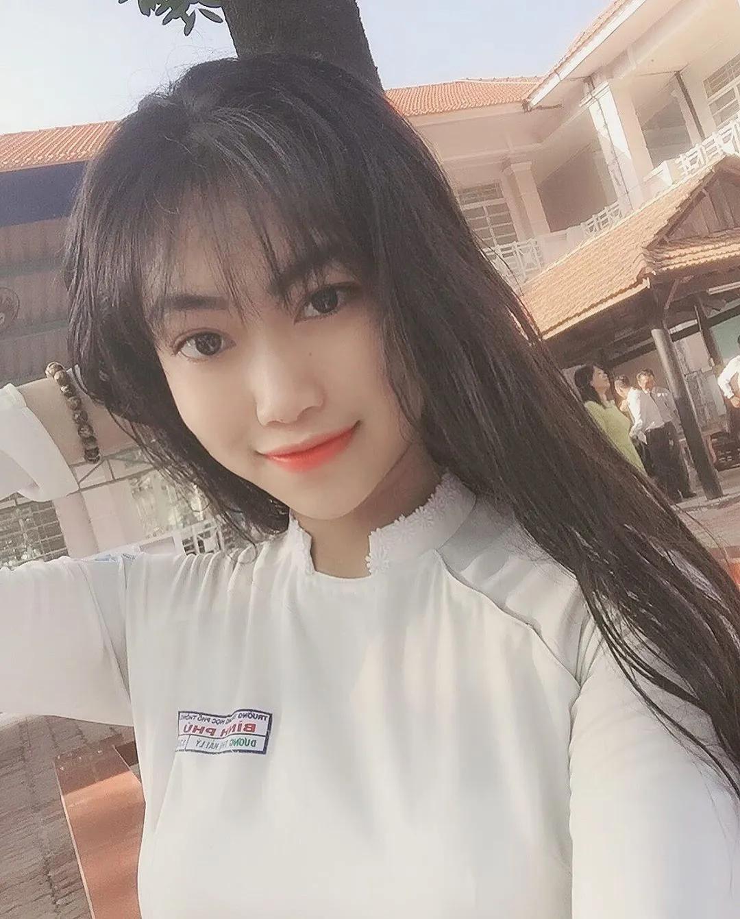 越南「巨臀学生妹」被偷拍　紧身奥黛展现凹凸有致的曲线！