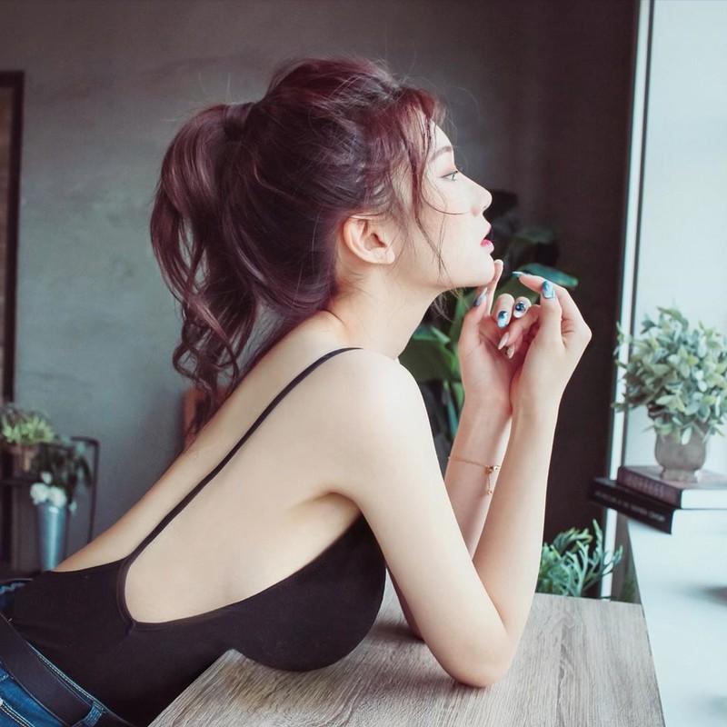 草地野餐吃香蕉！巨乳辣妈「谢薇安」美尻蛮腰齐出镜魅力突破300万人追踪(29)