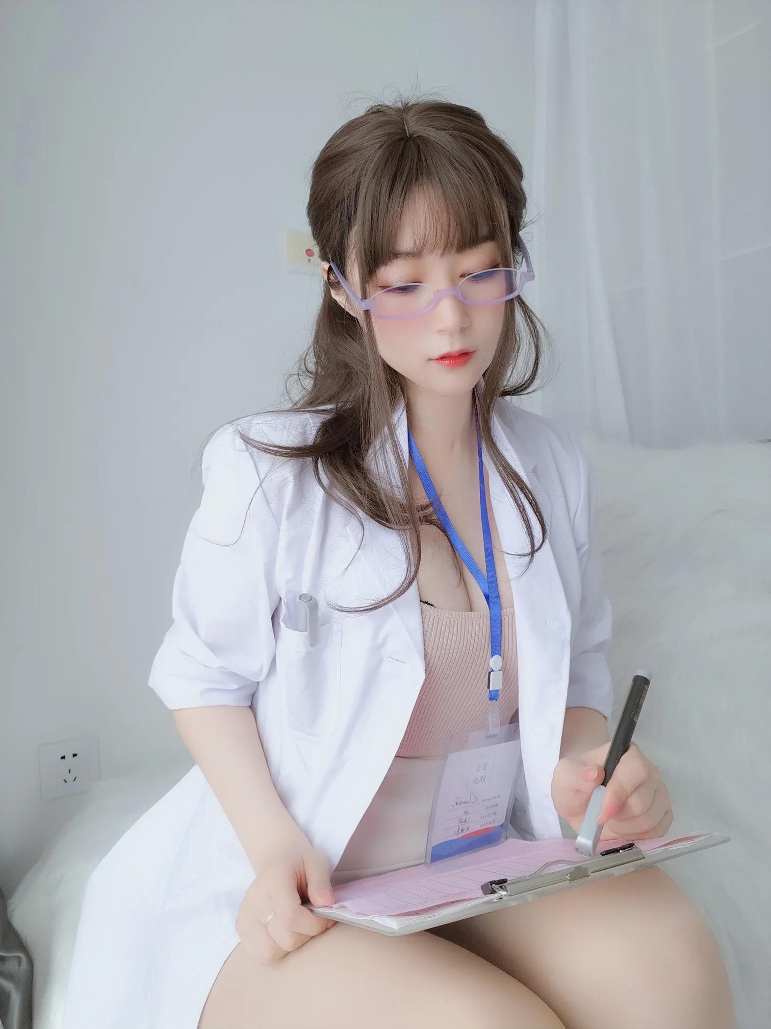 白银81《眼镜医生娘2》长腿裸足看了神清气爽(21)