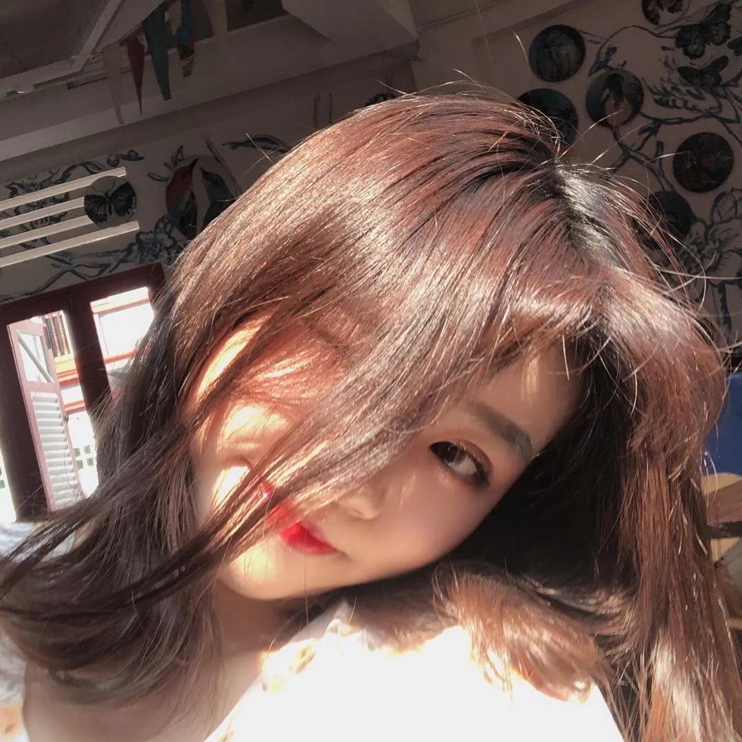 何华 有著甜美脸蛋...搔首弄姿超撩人(5)