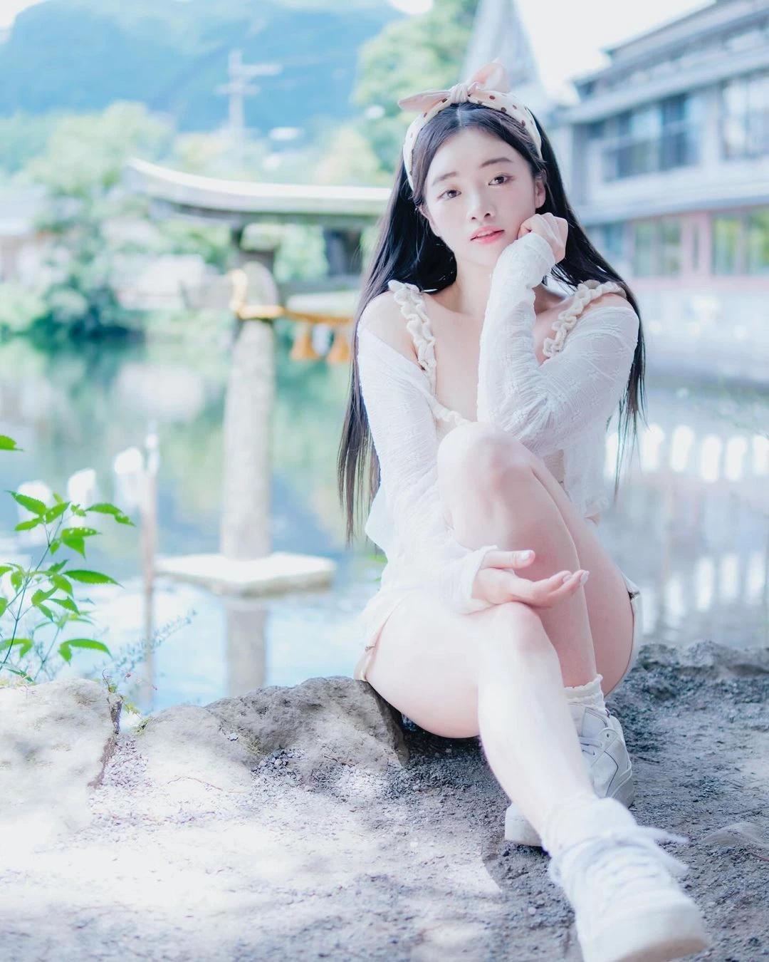 甜美笑容「曲曲」穿著性感誘人！完全Hold不住 (14P)(13)