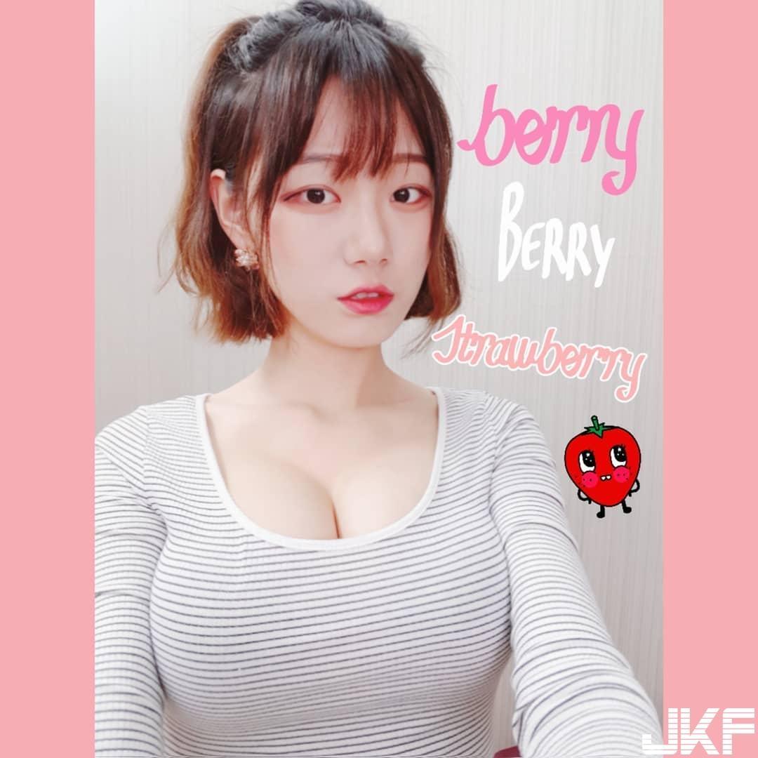 地震？「豪乳主播」抖H奶热舞狂弹跳　过人乳量快从领口溢出！(9)