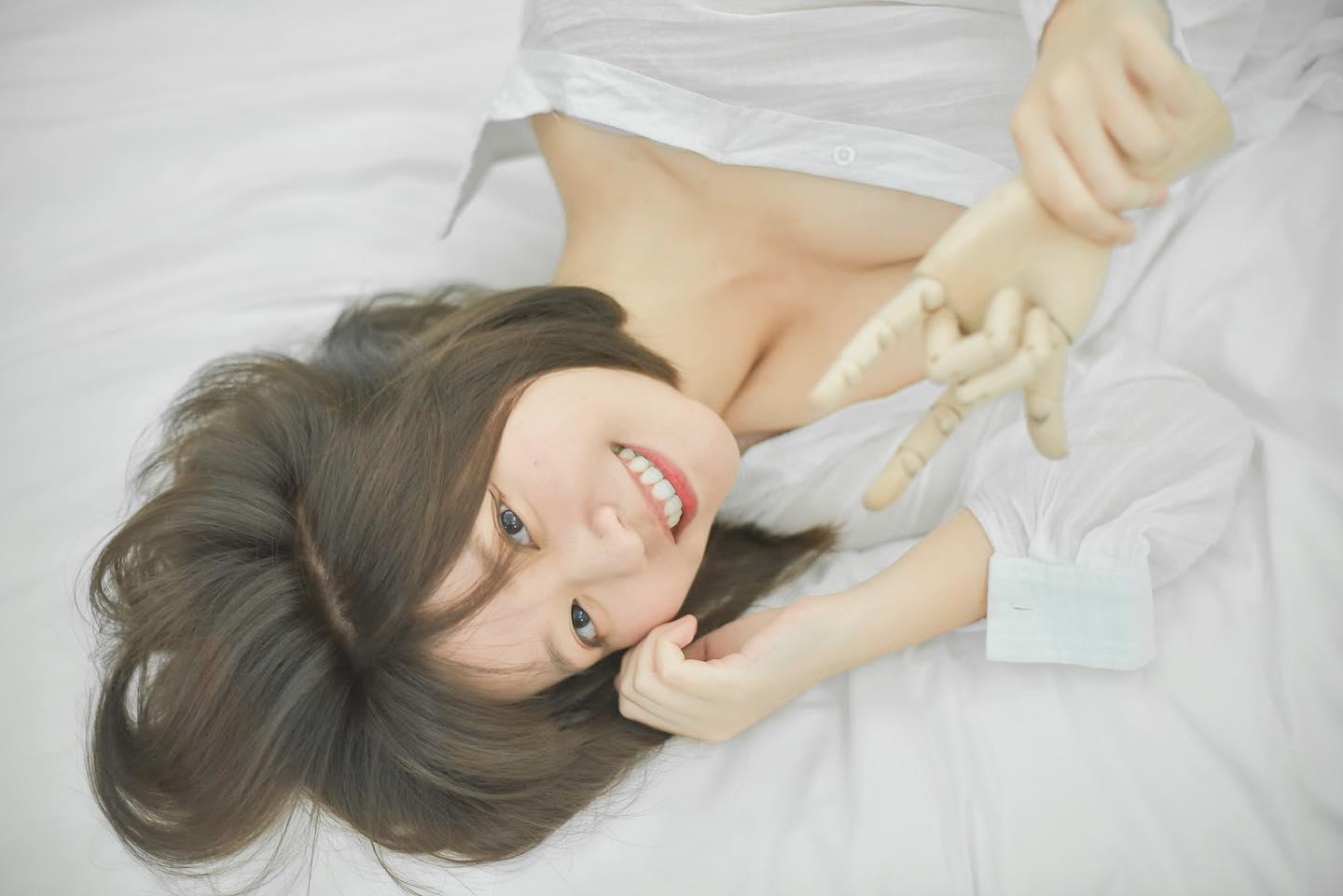 甜美童颜「JuJu」勾人眼神电力太强大！超凶猛「深Ｖ爆乳」快占满画面！(2)