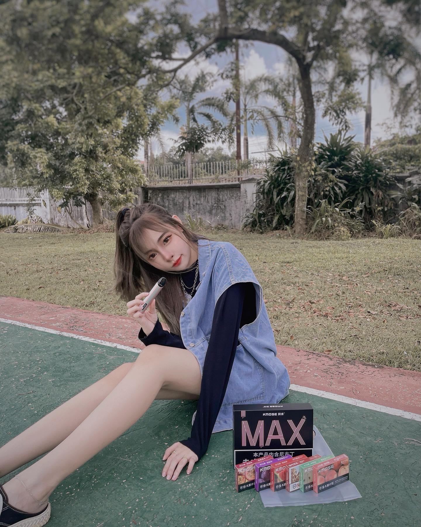 「韩寒」精致五官根本真人洋娃娃「蹲地拍照」画面好甜，气质出众肤白貌美！