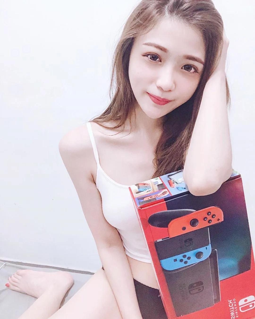 内湖家乐福遇到「超可爱萌妹」！蹲地噘嘴露出「白嫩小蛮腰」，想要什么都买给你啦！(10)