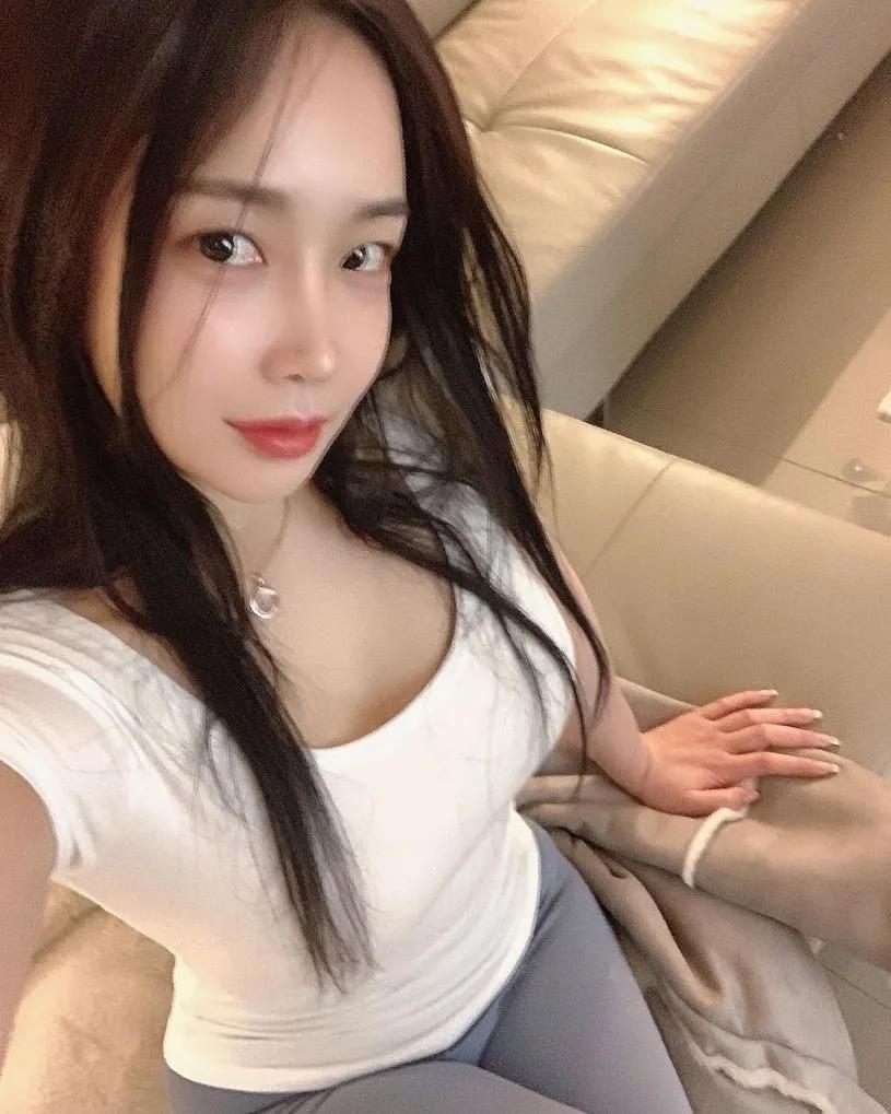 性感尤物「청아」高楼赏景太火辣，「饱满车头灯」比风景更诱人！(9)