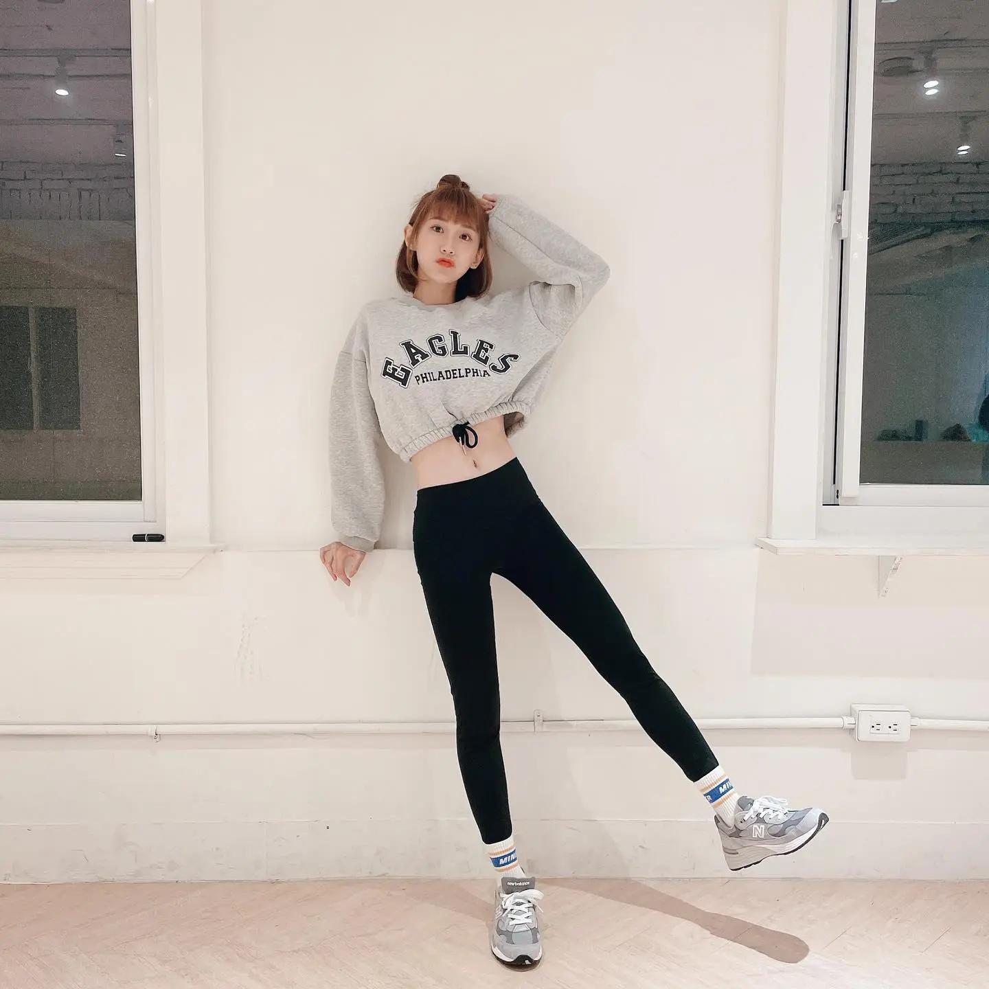 极品正妹「粿粿Meigo」腿部线条超光滑，白皙辣腿和小蛮腰一次展现！