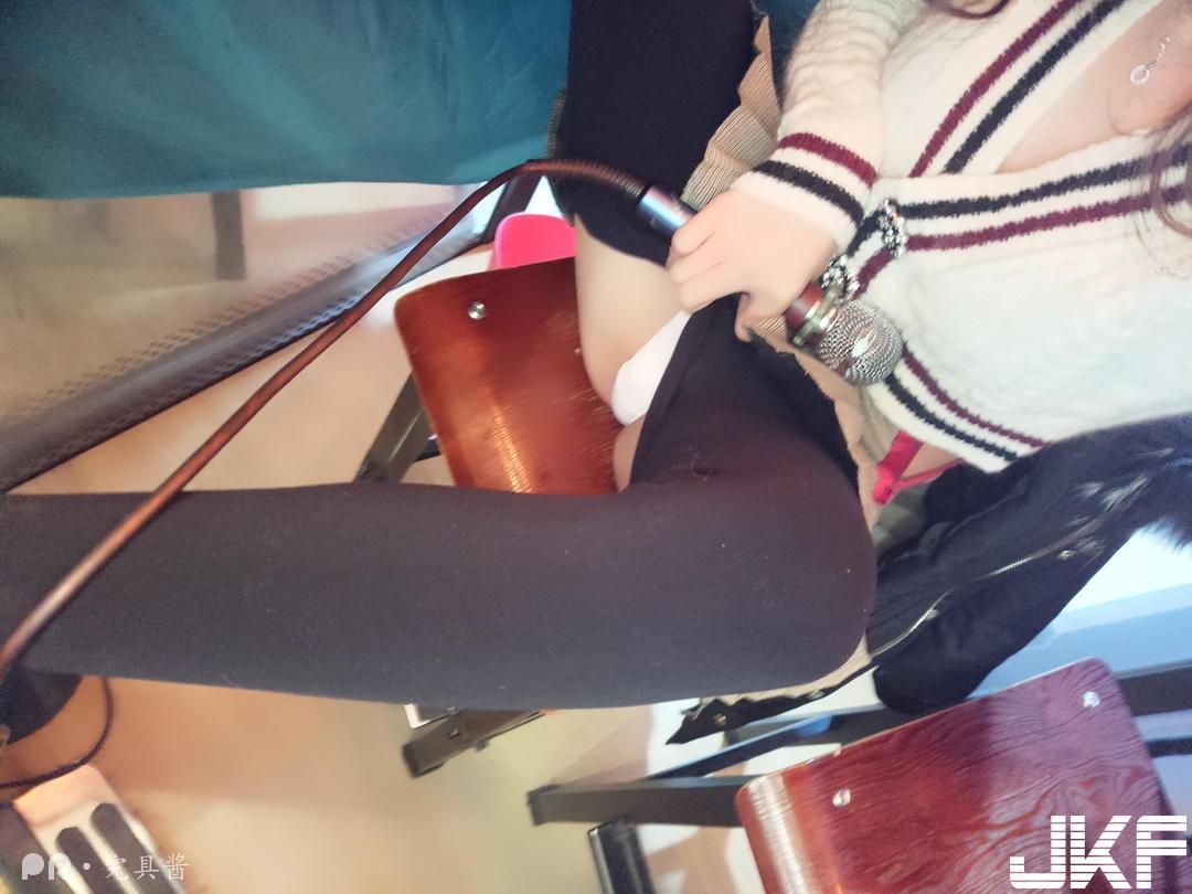 [美媚图辑]完具酱 – 高铁露出会员尺度版+KTV的话筒(12)