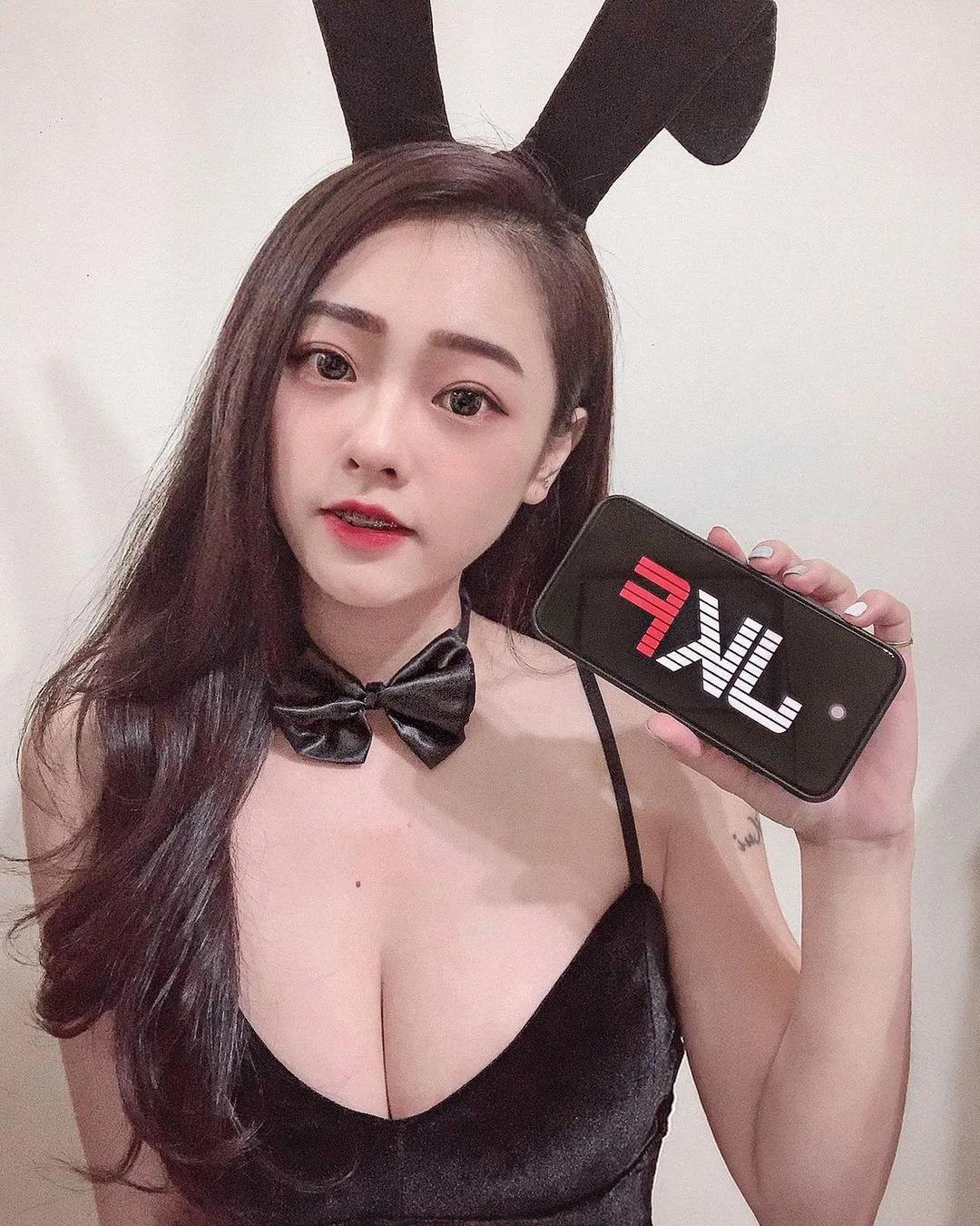 那张甜美可爱的无敌娃娃脸根本就让人无法相信 居然是拥有一个三岁儿子的美妈咪~小Mei