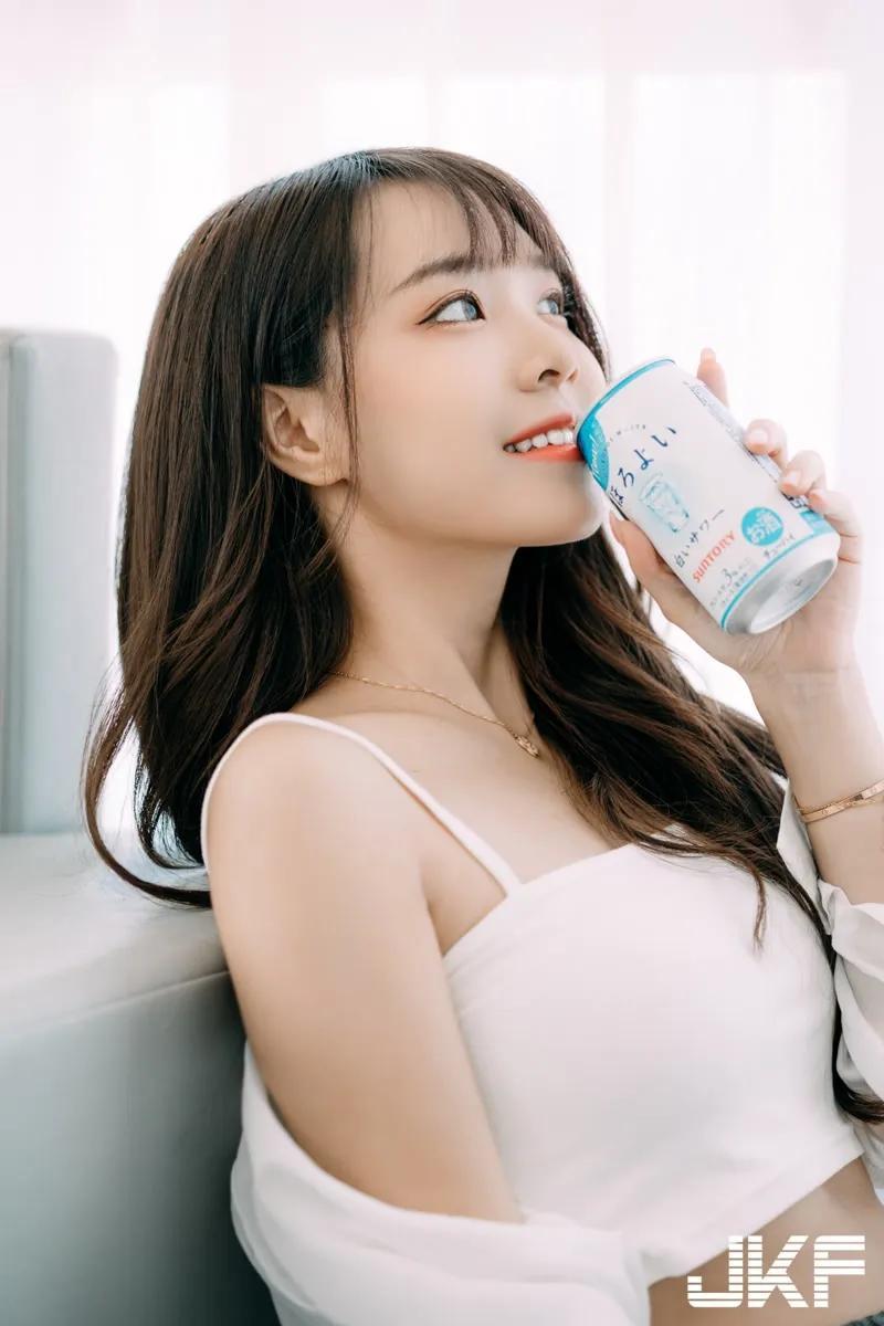 甜心正妹「晞晞」诱惑晨间时光，细肩带小可爱「曲线太挑逗」！(8)