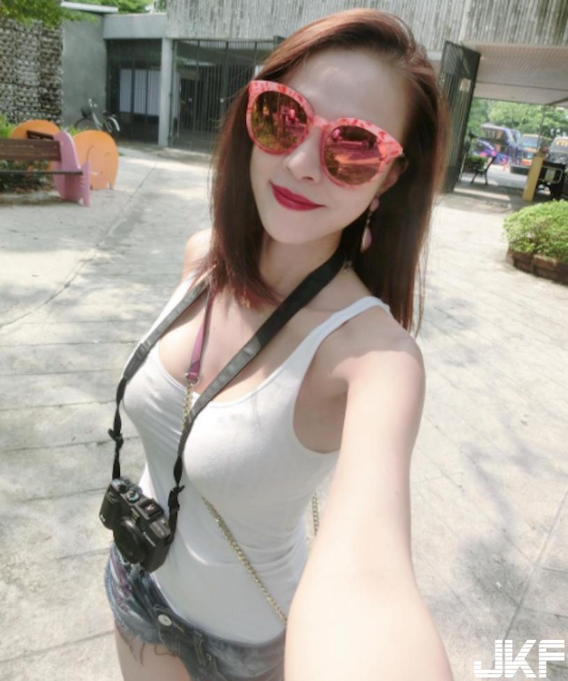 正妹水中放送「雪白美胸」，巨乳快冲破比基尼，真的好狂喔！(7)