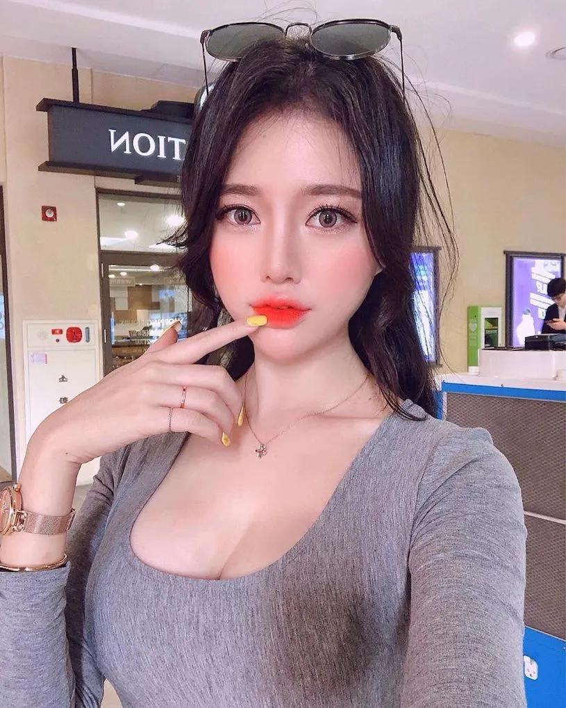 超商遇见「爆乳服饰老板娘」，低胸背心展现「丰满奶量」！