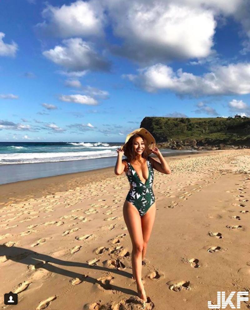 欧美规格的「凶猛妹子」！小麦肌肤「丰满蜜臀」超撩人！胸前的大长辈也很狂啊！-小湿妹图(9)