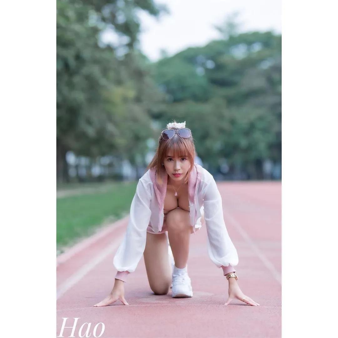 甜心Q匠「爆乳起跑」！火辣运动套装秀「饱满美胸＋性感蛮腰」，真理裤也好辣！(2)