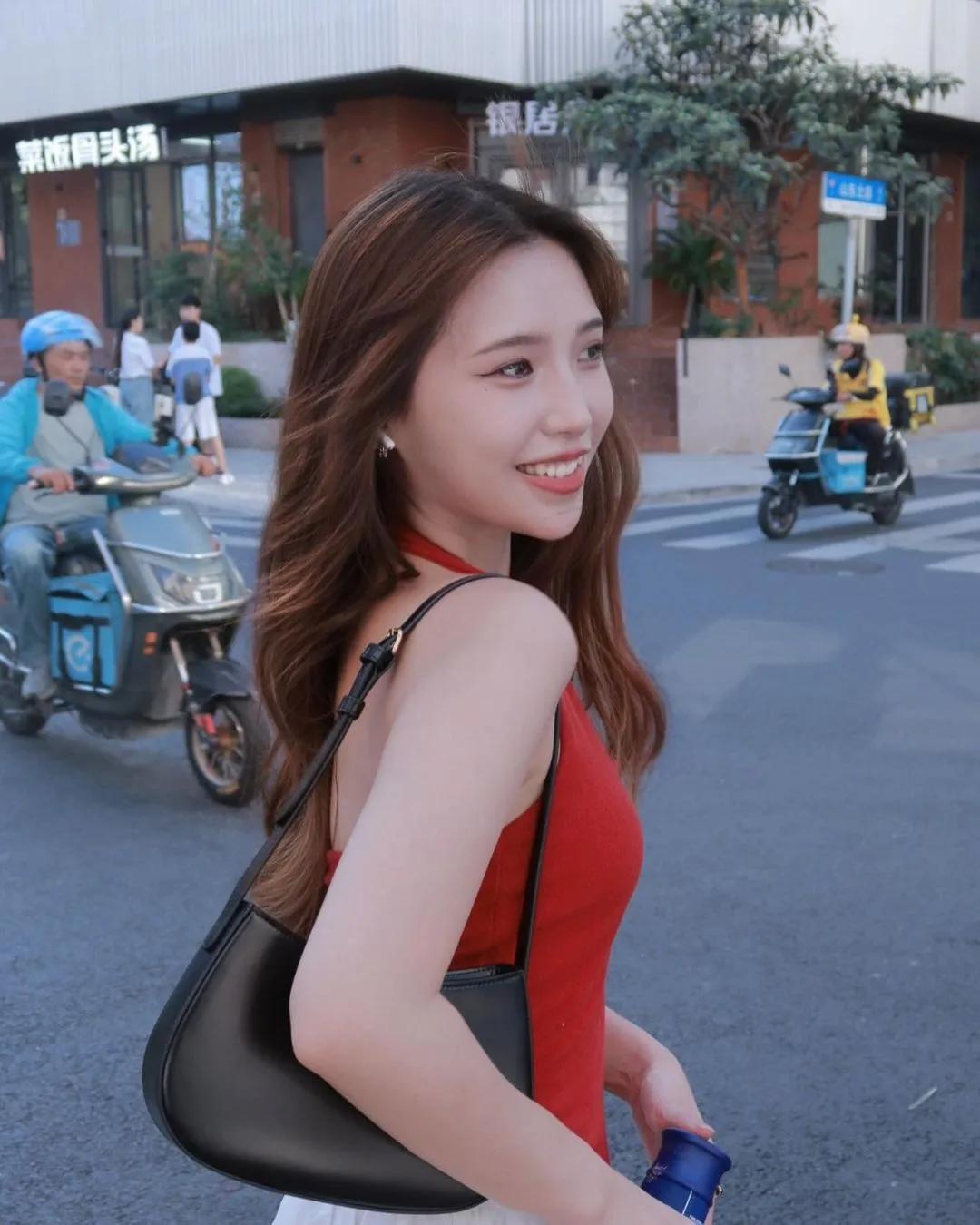 「哈耿」不只水汪大眼脸蛋甜美 雪白美肌身材好狂(1)