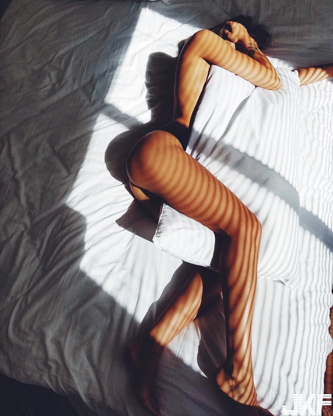 神正！性感火辣「长腿刺青师」手艺一流　被服务过的客人大赞爽度破表-小湿妹图(15)