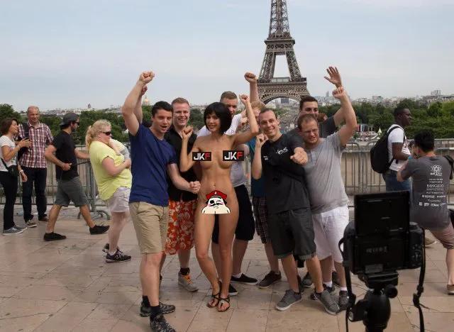 「魔镜号」现身欧洲街头！超狂女邀路人摸奶抠下面…网友哀号也想要摸摸！-小湿妹图