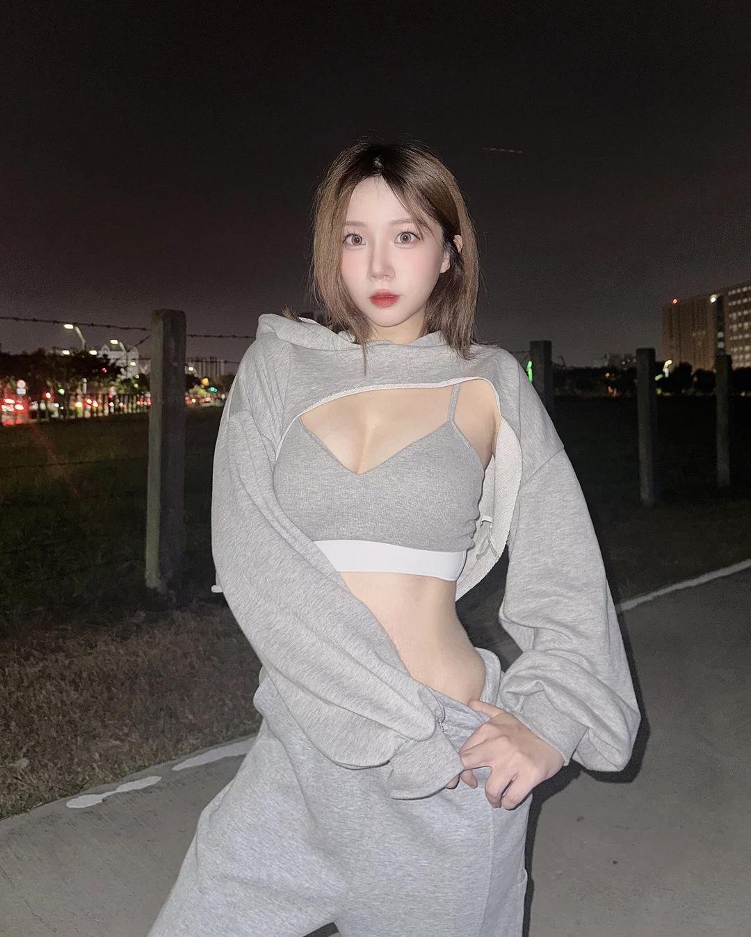 曲線真誘惑「年年Nian」白嫩美乳 性感曲線惹火誘人！ (32P)(27)