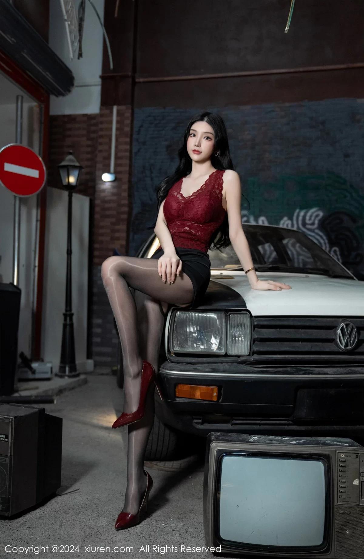 XiuRen第7993期_女神周於希Sally紅色上衣配黑短裙露閃亮開檔黑絲撩人誘惑寫真83P(16)