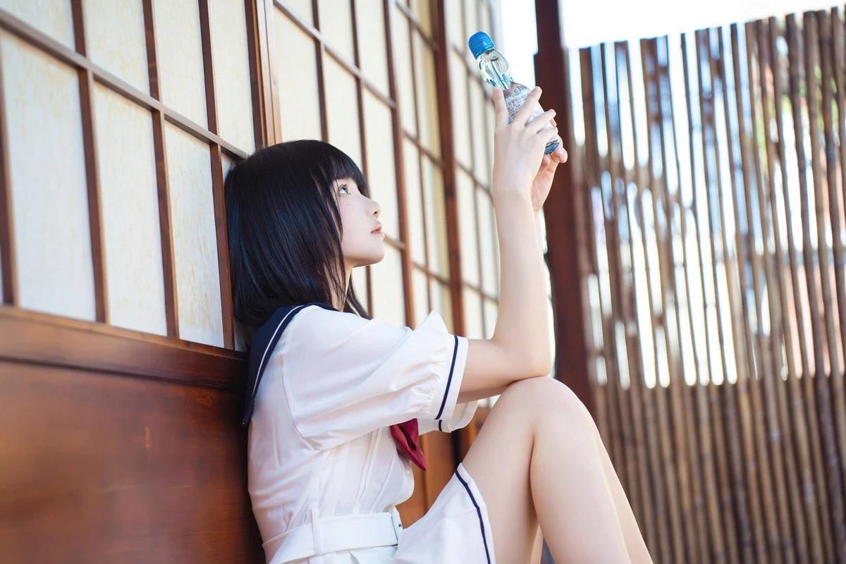 網絡美女桜桃喵盛夏服主題性感白色清涼學生制服配白色船襪秀美腿迷人寫真39P(33)