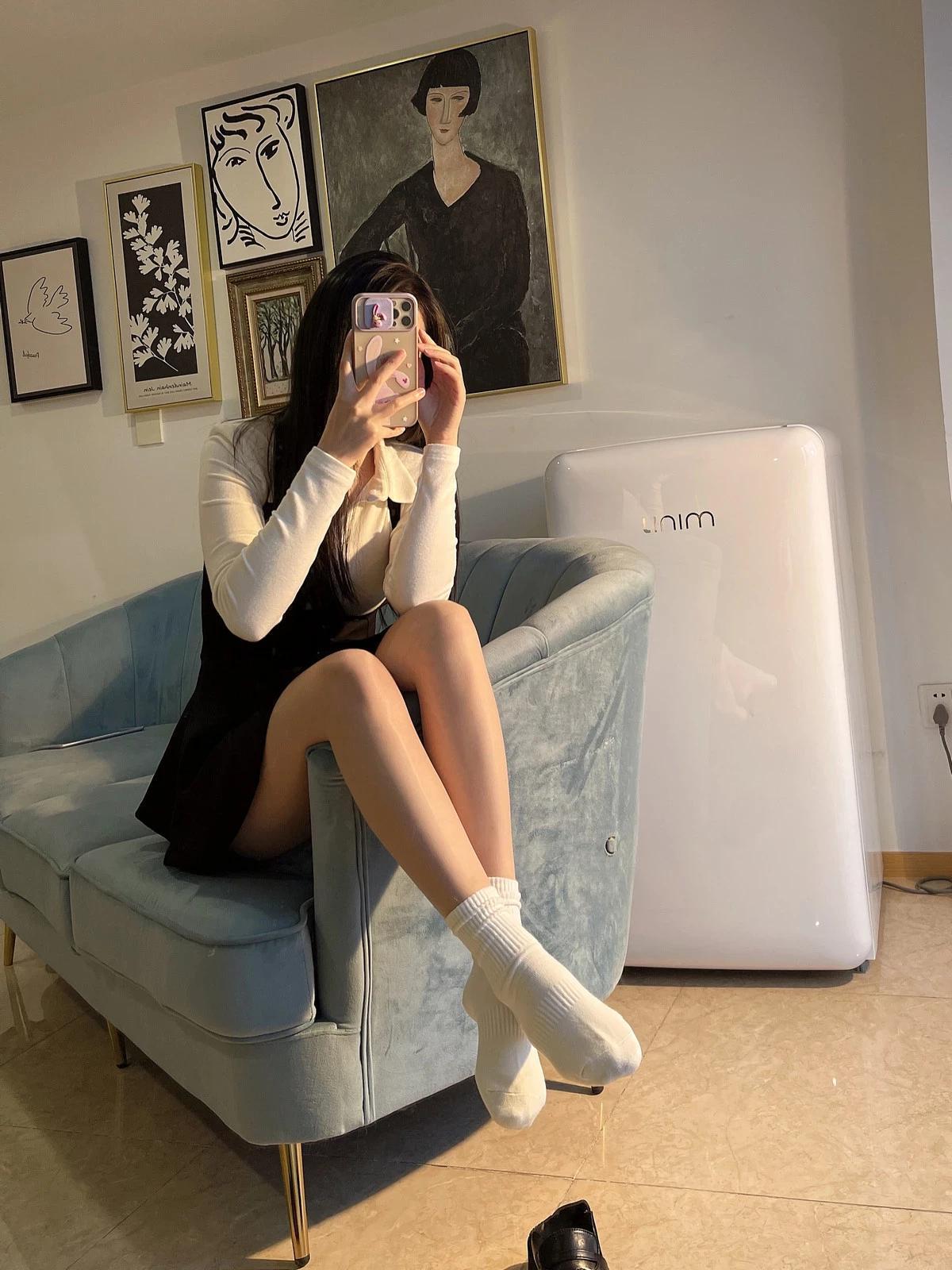 網絡美女軟妹小九九油亮肉絲主題性感白T配弔帶短裙露閃亮肉絲秀美腿誘惑寫真60P(56)