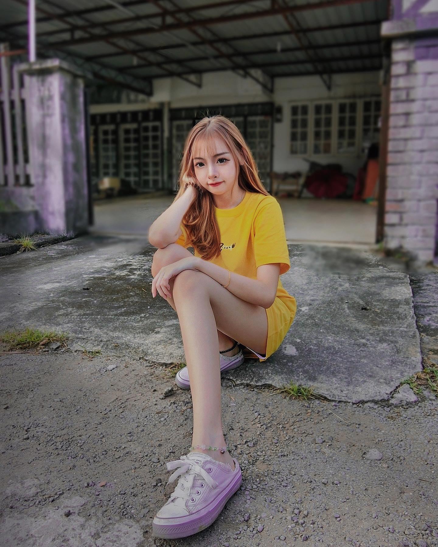 「韩寒」精致五官根本真人洋娃娃「蹲地拍照」画面好甜，气质出众肤白貌美！(3)