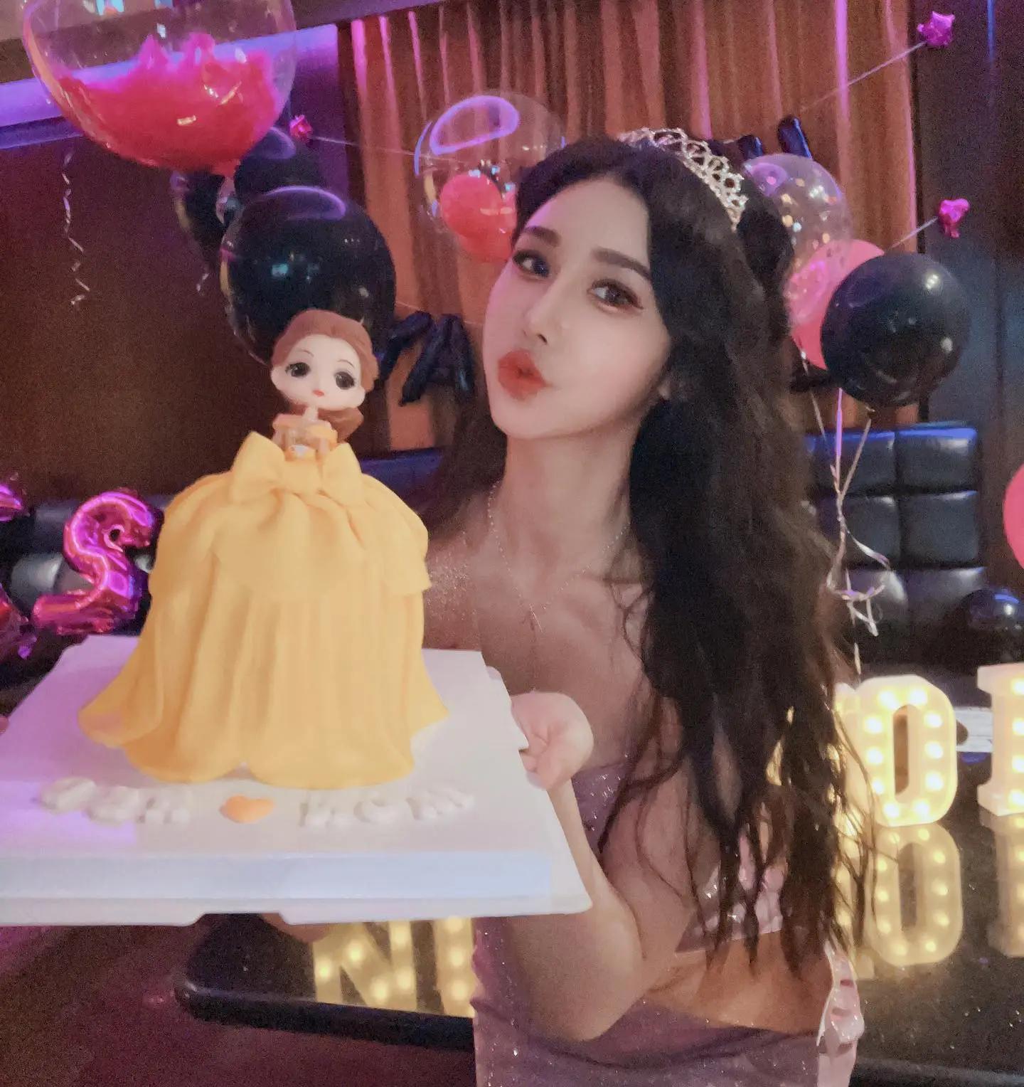 气质女神「梦梦MonMon」用奶比心，火辣福利庆祝七夕！(3)