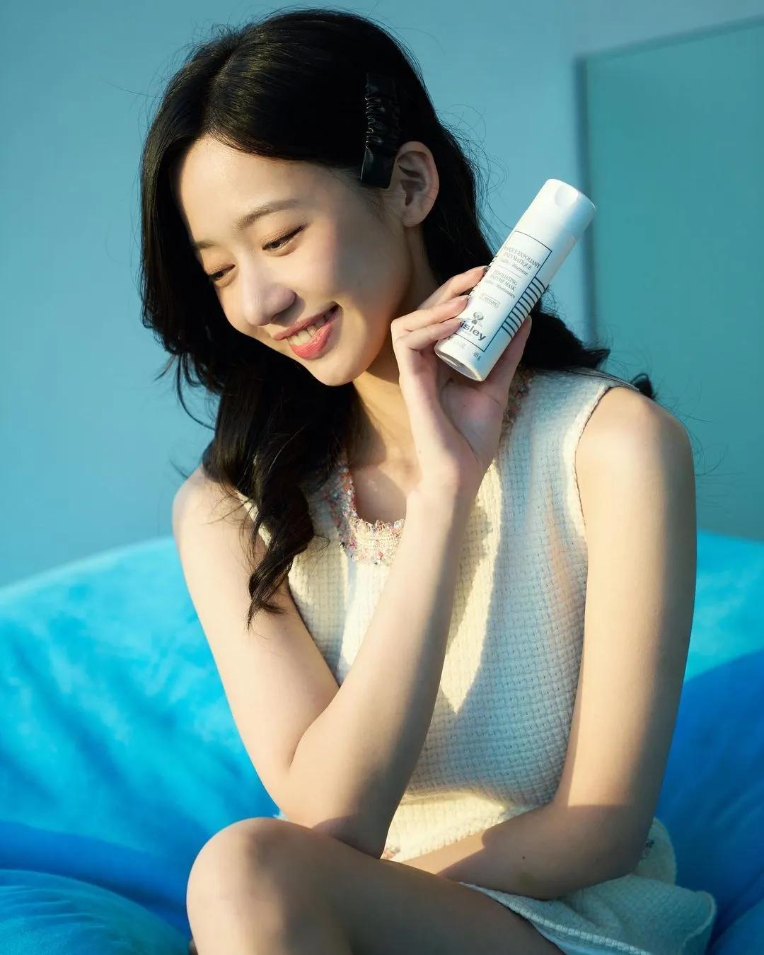 气质美女「张菁菁」外表下藏著惹火胴体 性感诱惑
