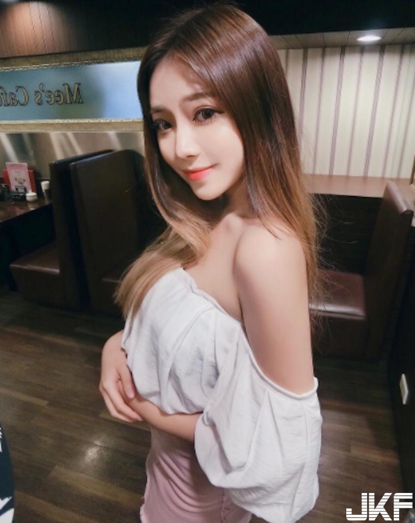 甜美系隐乳正妹！紧身衣炸出「浑圆胸型」，完全是女神等级！-小湿妹图(9)