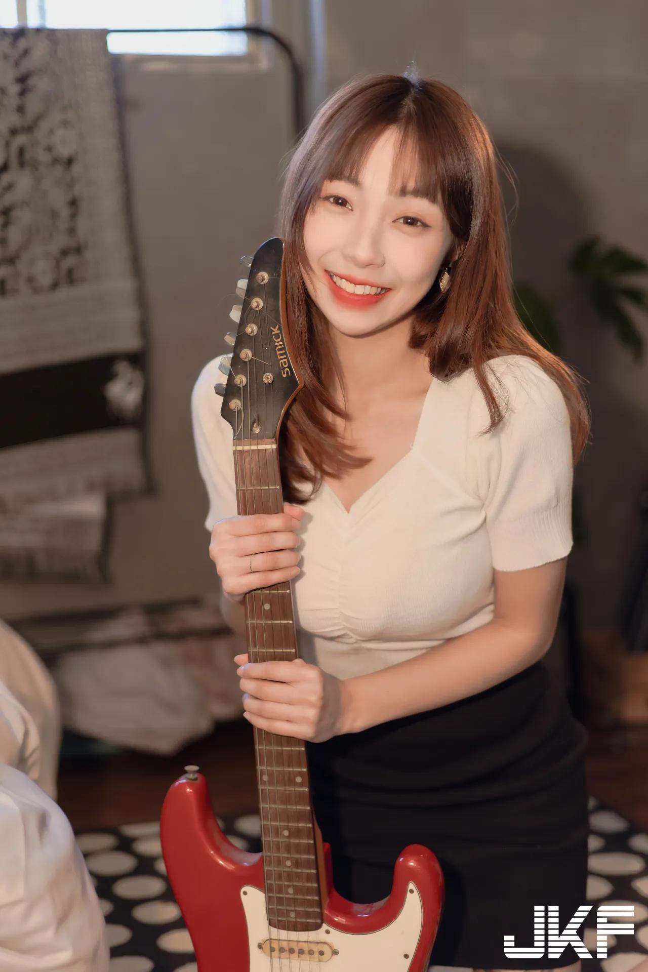 OL正妹「安然」爆乳翘臀超吸睛！「乳压吉他」更是她的迷人专长！(38)