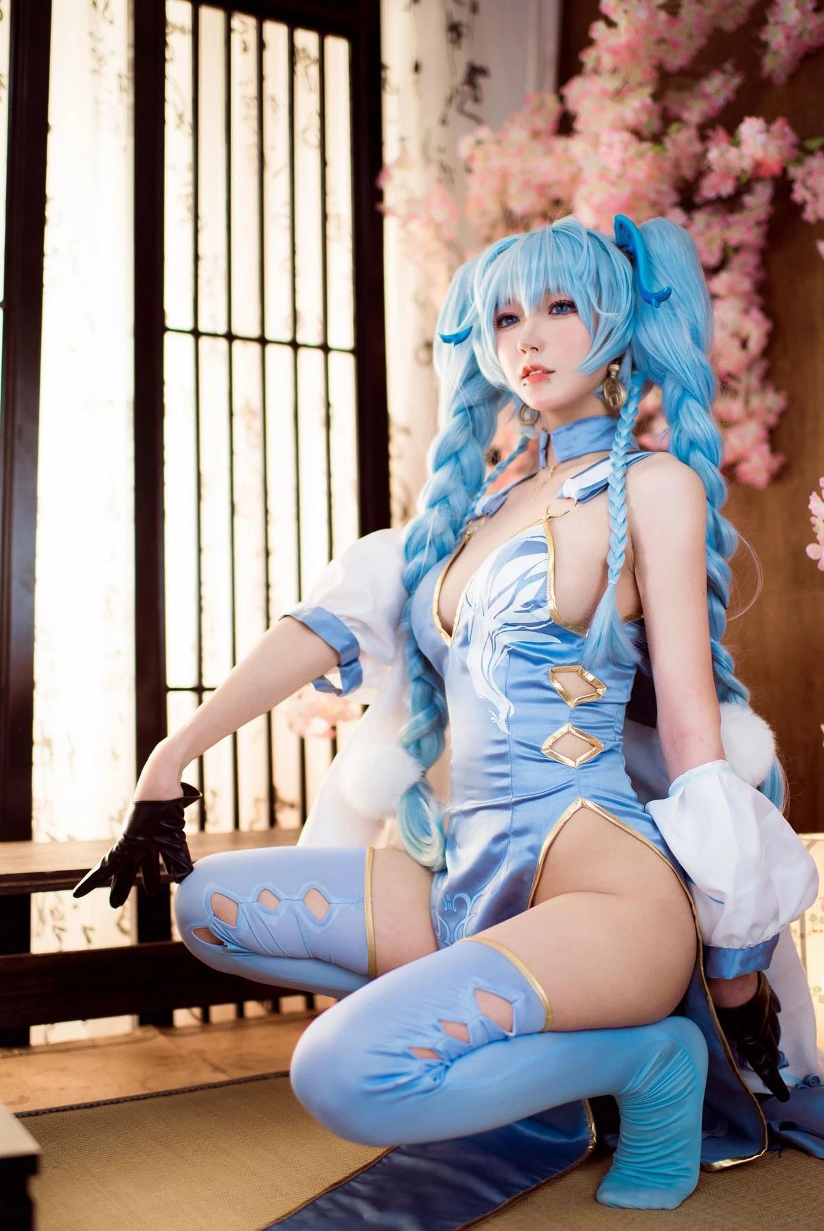 動漫博主阿包也是兔娘少女前線主題私房低胸高開旗袍半脫秀惹火身材誘惑寫真31P(14)