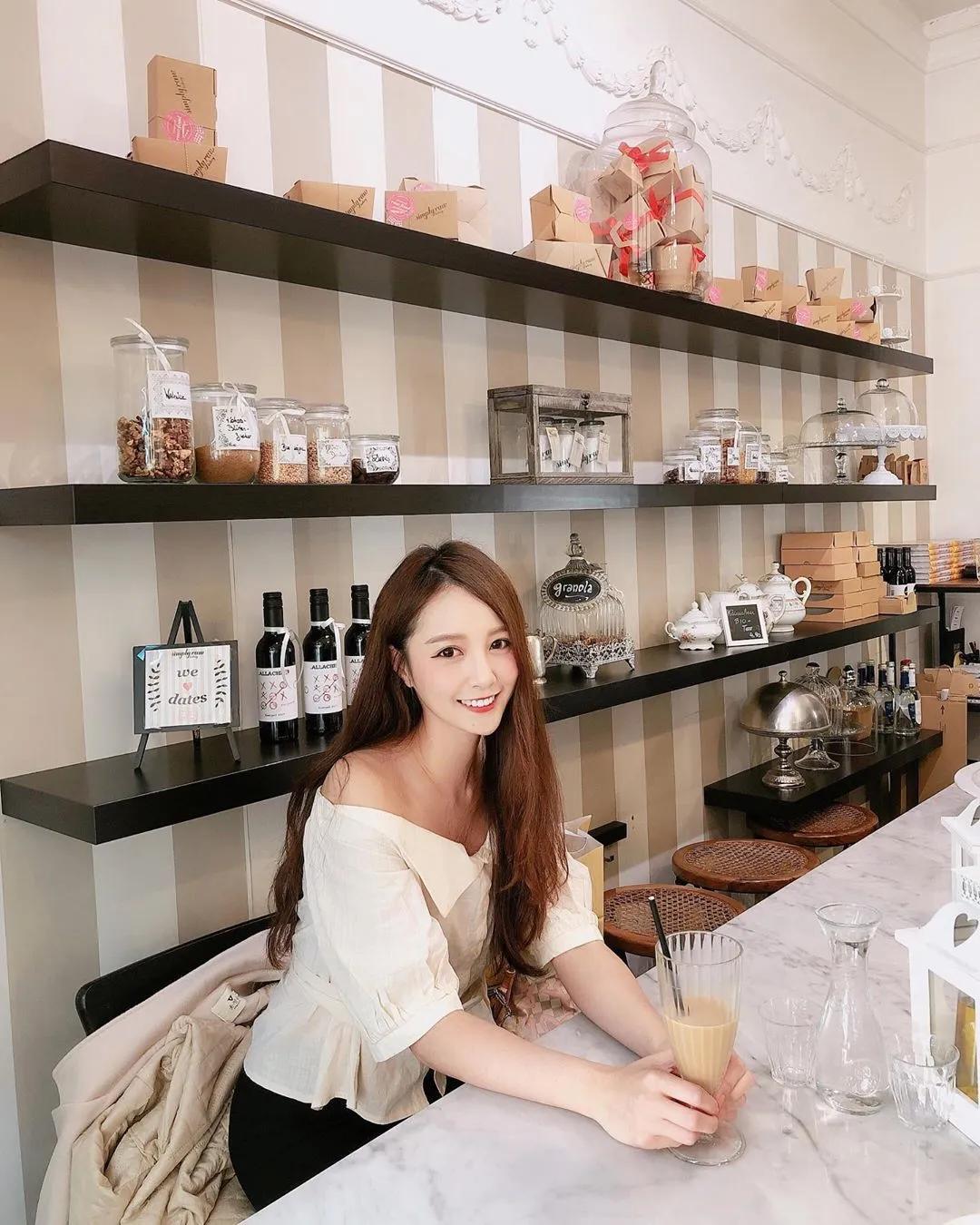 极品天菜款！人气空姐「皮皮宝Miyuki」精致脸庞气质不凡，白嫩的性感美体实在太醉心！(25)