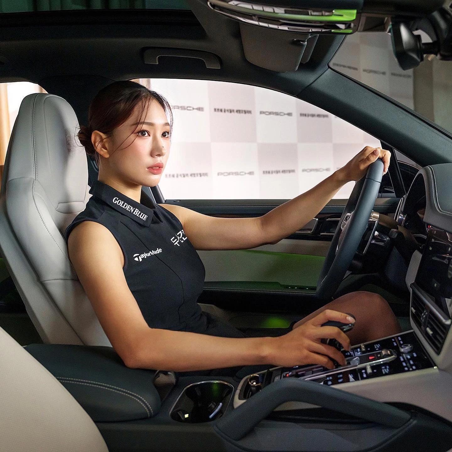 性感高球女神太火辣「核彈級」緊身制服上場球迷暴動 (11P)(11)