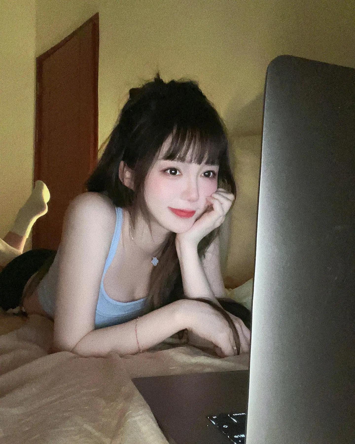 神颜值「妮妮子」逆天身材 饱满深沟曲线(7)