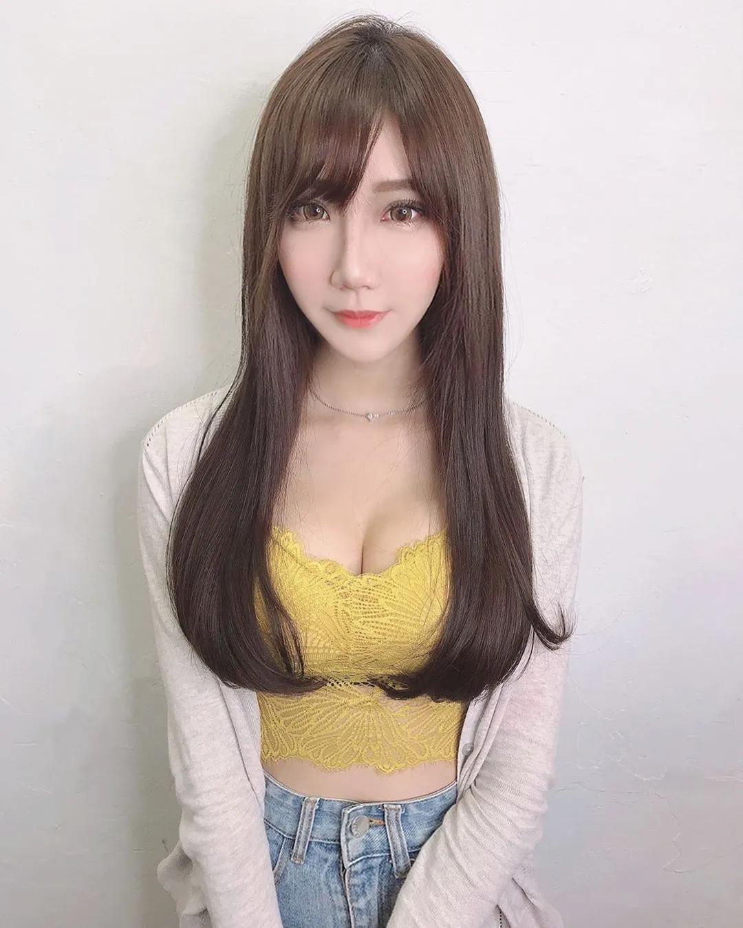 陈亮颖Juby 身材曲线好火辣 把上衣撑好撑满(13)