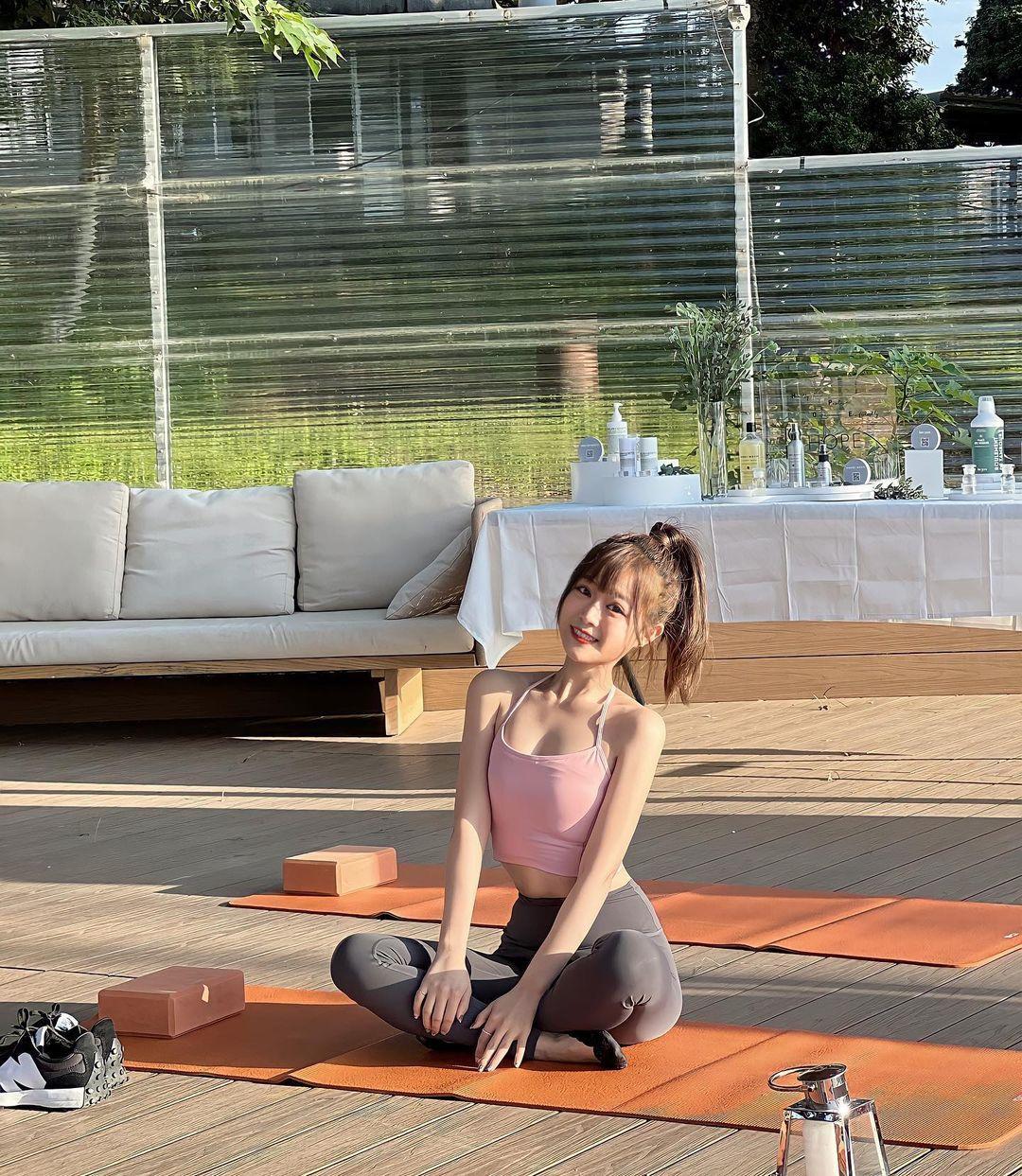 可爱童颜「徐薇涵」生活照气质甜美「逆天激长美腿」让目光失焦了，根本是暴力级胸器！(2)