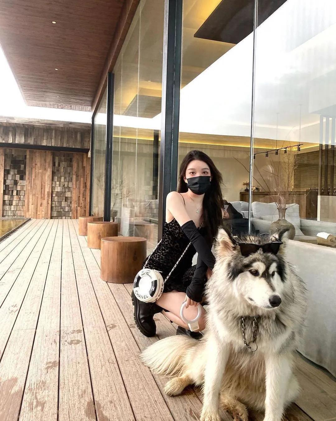 「陈妃」夜跑掏出「硕大车灯」，回家骚色姿态更激发征服欲-小湿妹图(12)