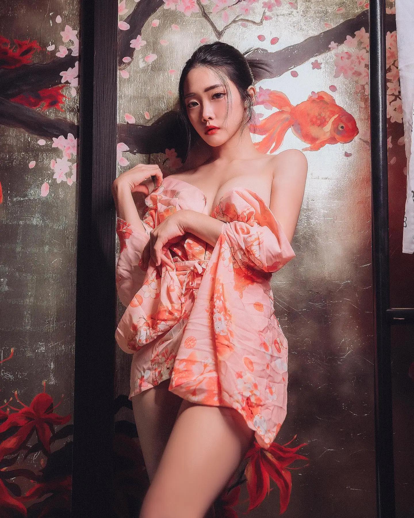 电眼正妹「Eyo咿呦」性感熟女味大喷发，酥胸一露就辣到喷血！让人双眼舍不得离开！