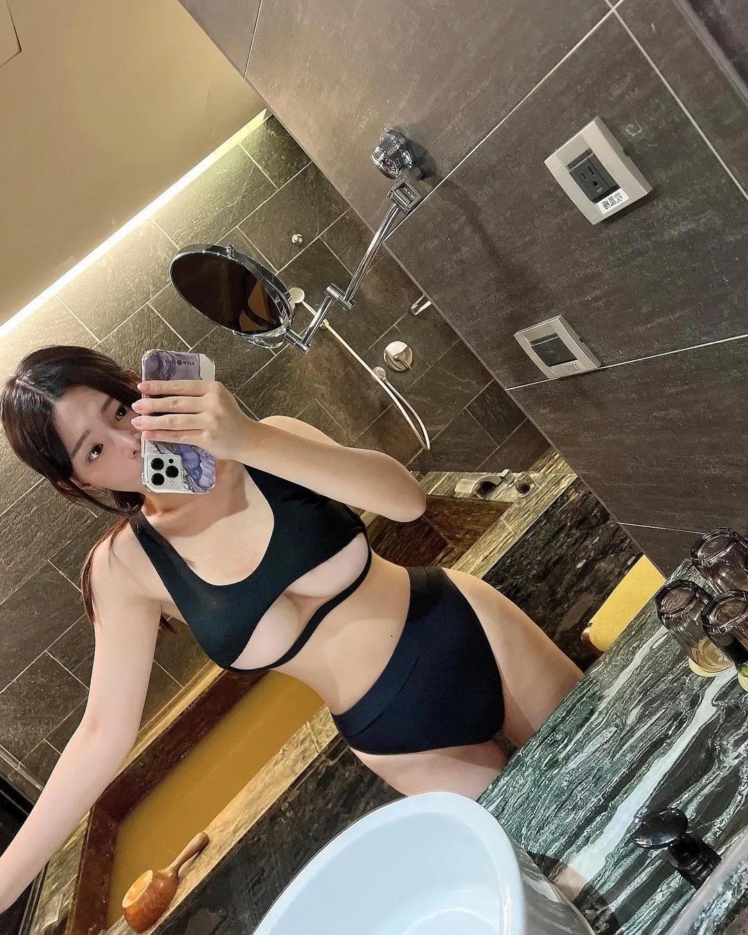 凶猛「巨乳正妹医师」辣秀南半球，超狂比基尼设计「掉出2/3肉肉」，网友猛推：赞！-小湿妹图(2)