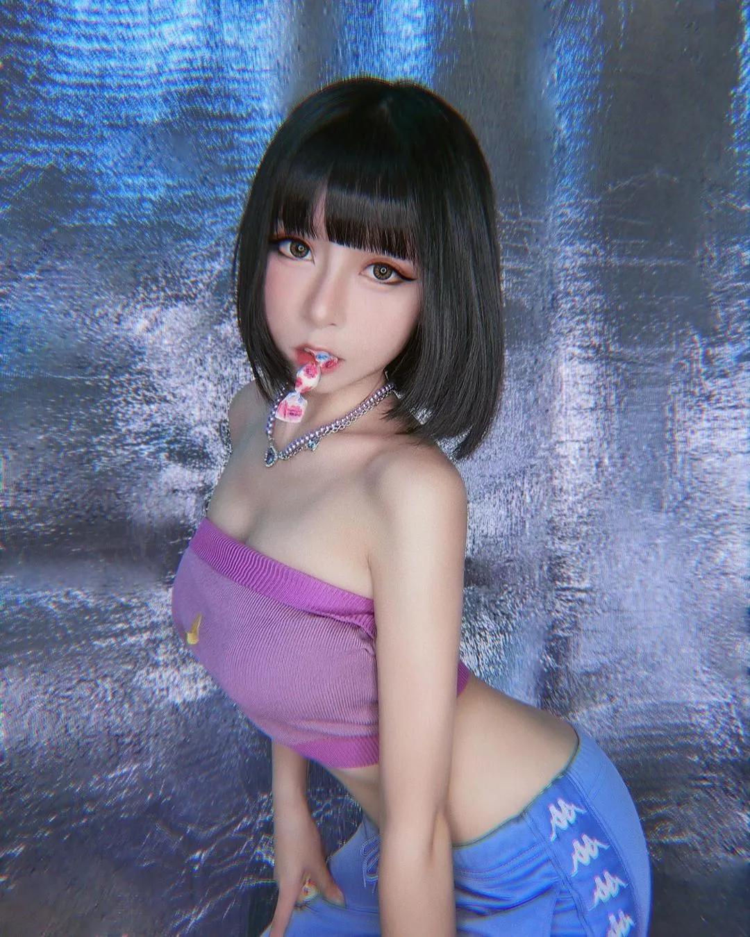 「萌系少女」吃披萨也迷人！前凸后翘的火辣身材好夸张，网友最爱她口中那片！(18)