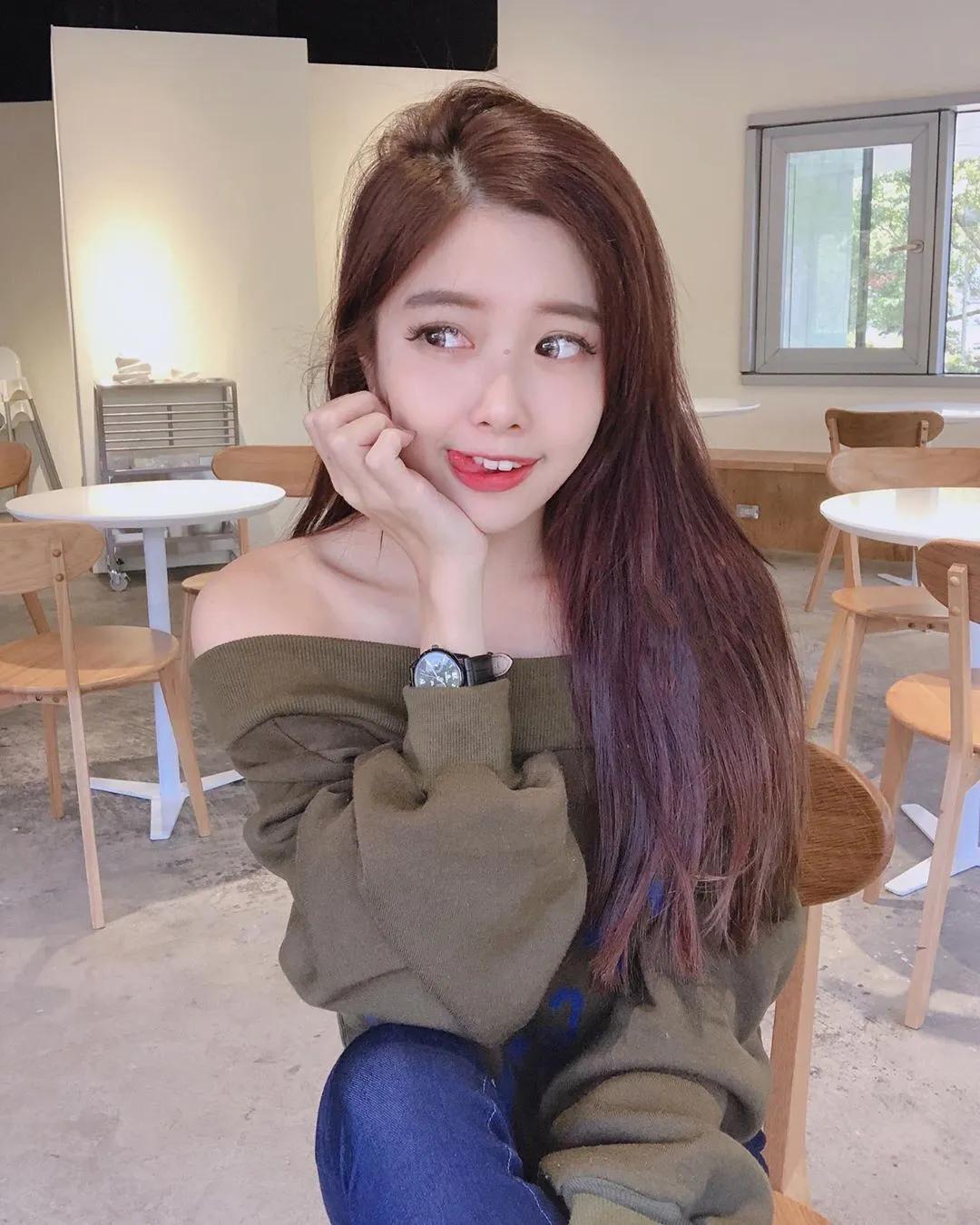 阳光女孩泳衣身材劲爆 拥有长的美腿(12)