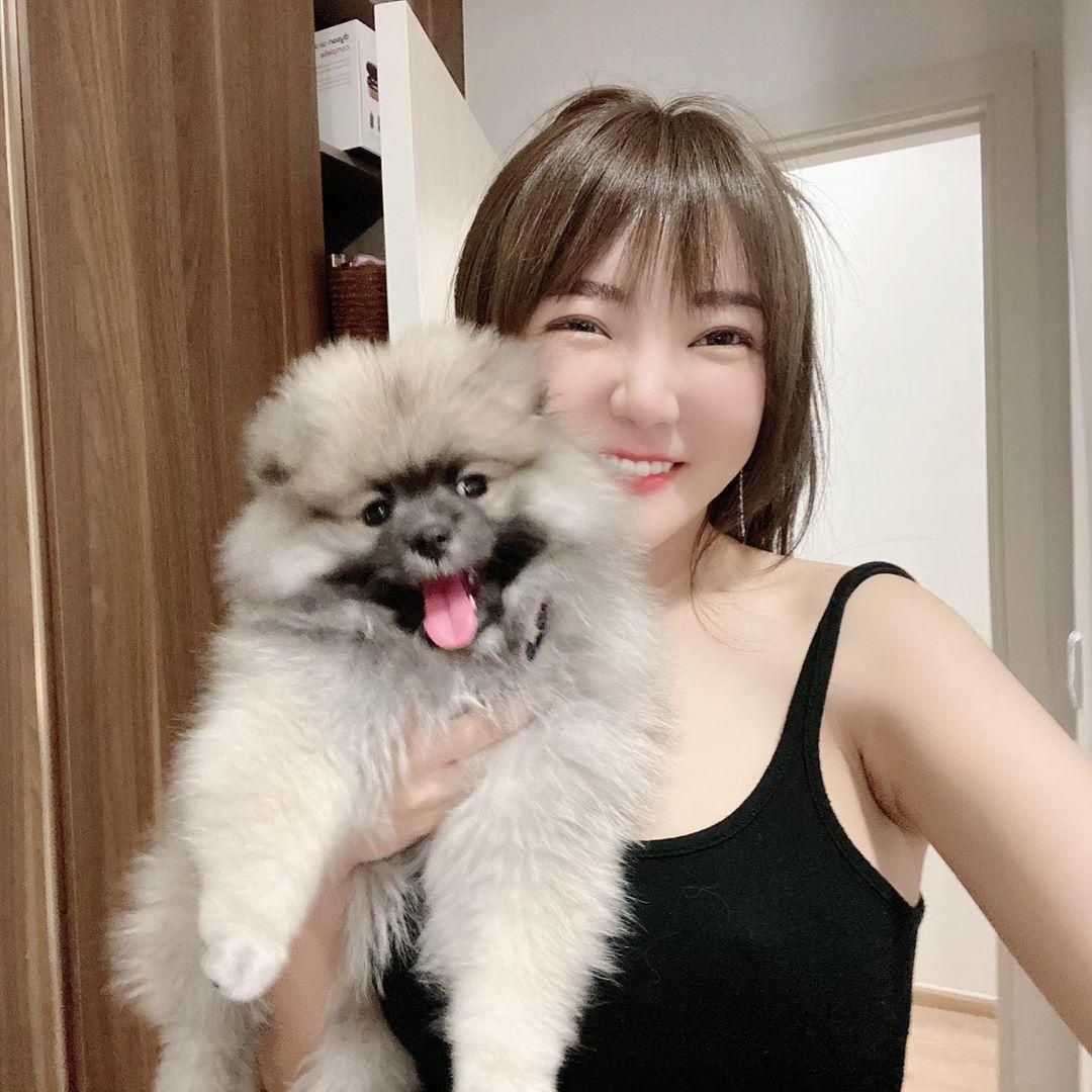 好想当她的狗！「长发美腿妹」去哪都要带萌犬，专业趴胸部让人好羡慕！(3)