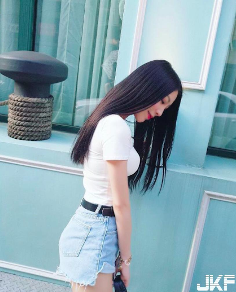 正妹泳池大露性感美背，正面基尼照「转过来也超猛的」！(15)