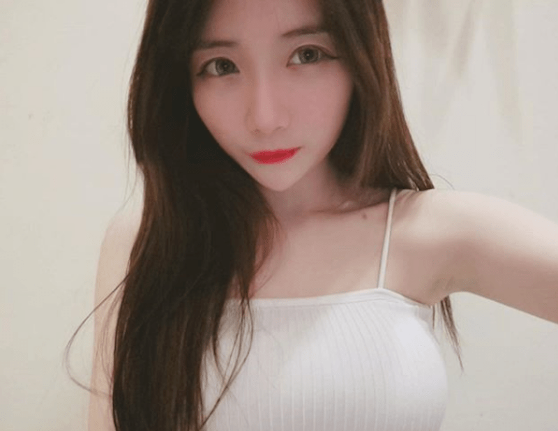 「E奶美少女」超纤细好身材，22寸细腰和白嫩修长美腿，在家自拍也能引6万人追踪！-小湿妹图(18)