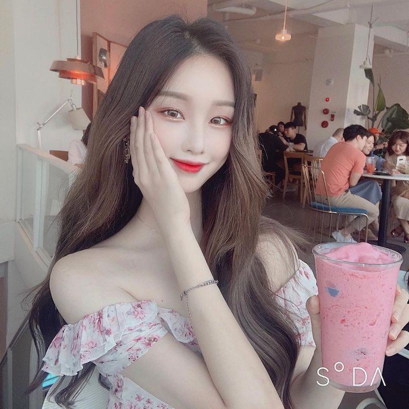 盛世童颜！正妹泳池辣照「凶器好大」，光滑水嫩肌超养眼！-小湿妹图(6)