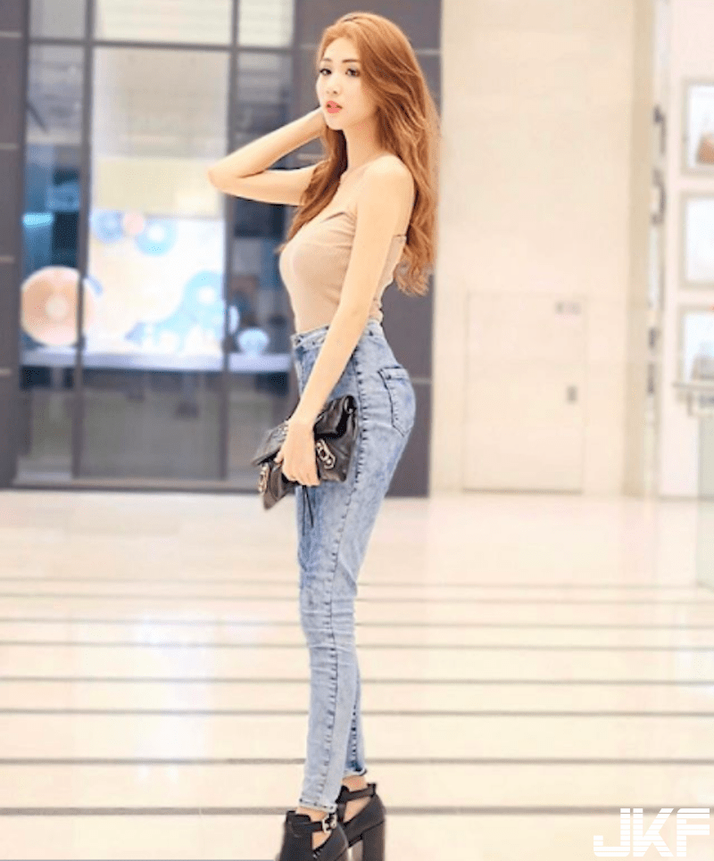 超凶妹子吃饭「胸前开洞」！浑圆美乳「狂露深沟」！比基尼出海照还秀美腿！-小湿妹图(5)