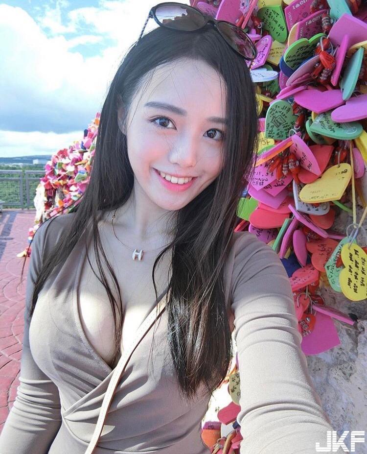 清纯美女高中生长大后变「爆乳蜂腰」直播正妹！网友惊喊：「又白又大」！(4)