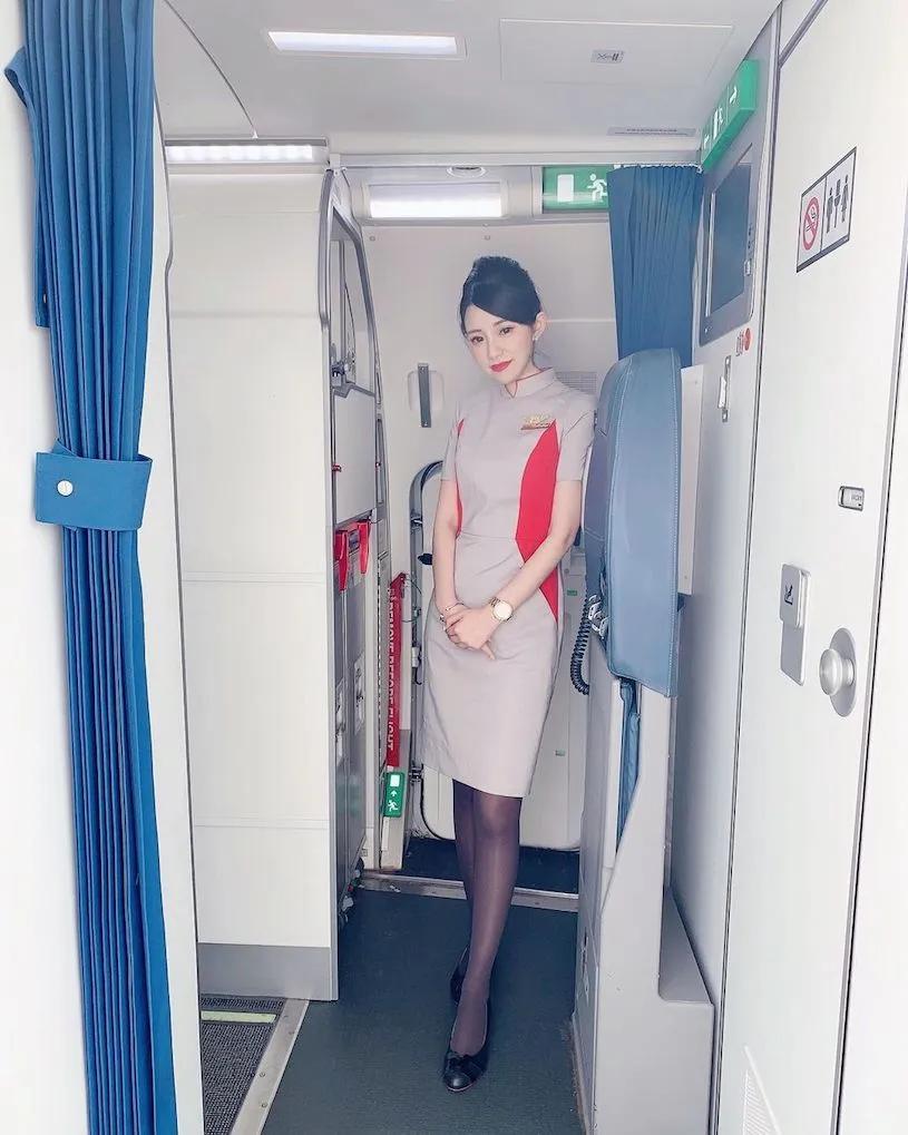 颜值超高！极品正妹空姐「穿搭好性感」，饱满的凹凸曲线太迷人！(11)