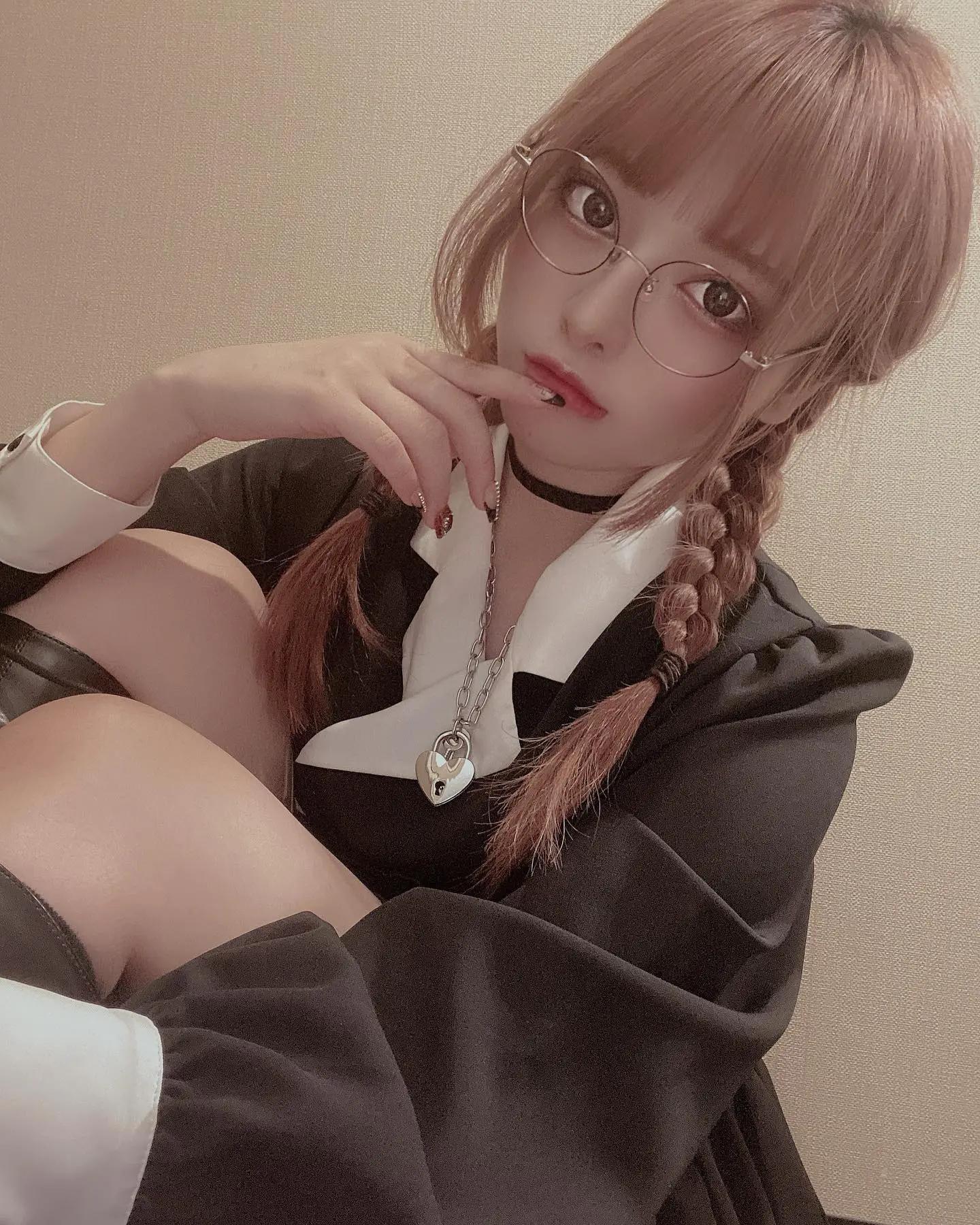 大眼正妹撒娇卖萌超无敌…　一个眼神、一个嘟嘴就连钢铁心都融化(22)