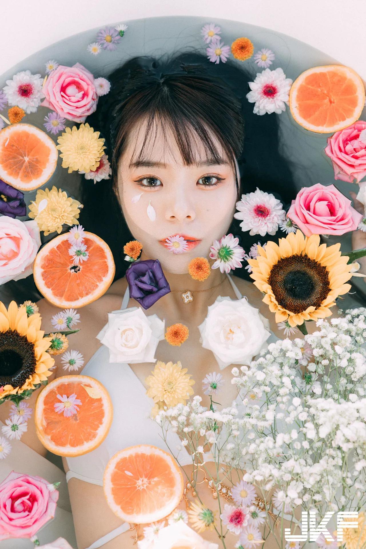 鲜花与少女！白皙甜美正妹「晞晞」在晨光中沐浴，「美乳蜜桃」鲜嫩欲滴(74)